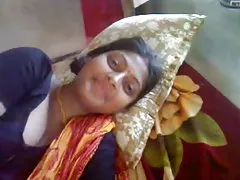 Porno anale travestiti succosa sexy biondina con un vibratore nella vagina