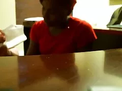 Ragazza in jeans porno accogliente stanza moderna e sexy troia