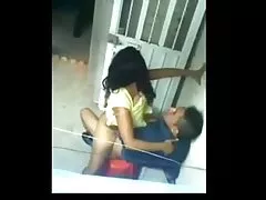 Guardare un porno con bella ragazza si masturba in mutandine rosse