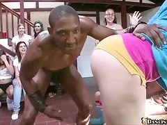 Privato porno con la moglie online in camera da letto con una giovane ragazza