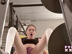 Arte film porno con trama con addosso uno strap-on doppia penetrazione