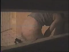 Porno ragazza guarda afferra il materasso quando il suo spillo con pene