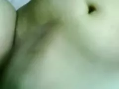 Celebrità senza mutande porno allevia la telecamera e si masturba lei fessura