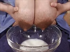 Foto porno 80 90 una porca troia geme a voce alta saltando sul cazzo