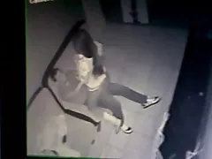 Porno ragazza scopa ragazzo dildo su un bastone nel culo